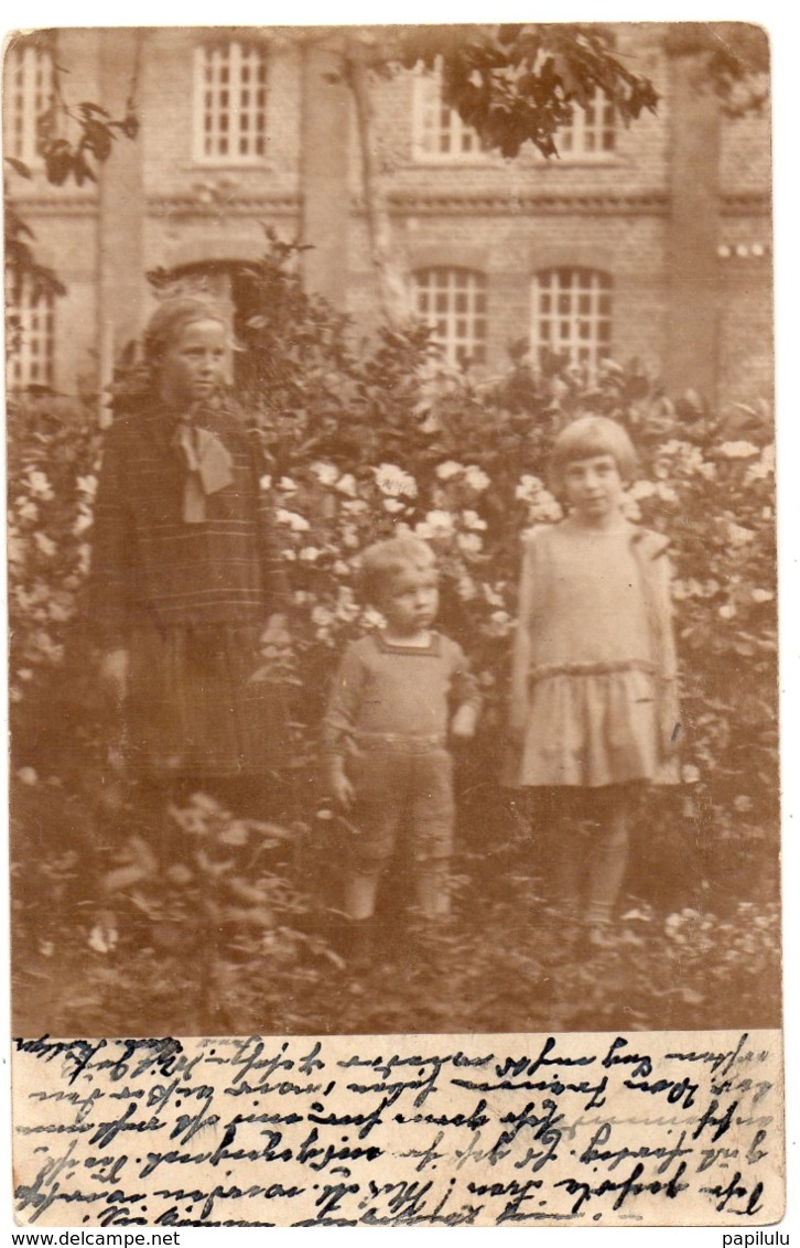 ENFANTS 889 : Posté A Velen Allemagne : Carte Photo Dans Un Jardin De Fleurs - Autres & Non Classés