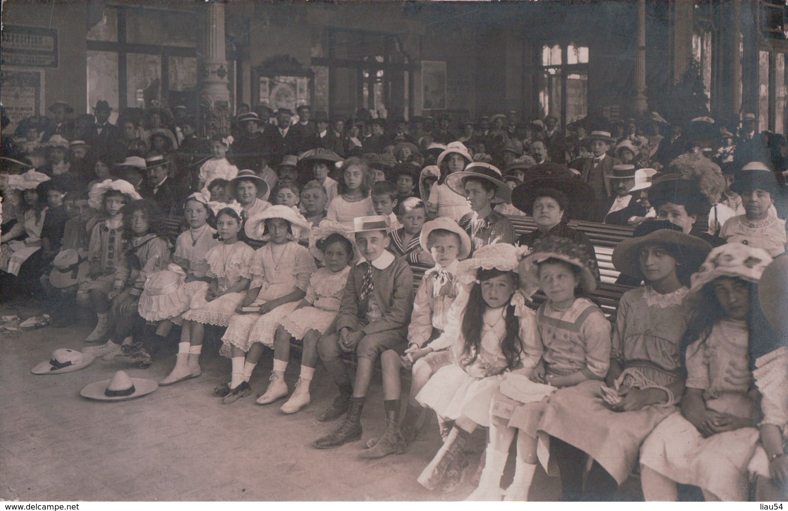 CARTE PHOTO NEUVES-MAISONS Les Enfants Au Spectecle (Guignol) - Neuves Maisons