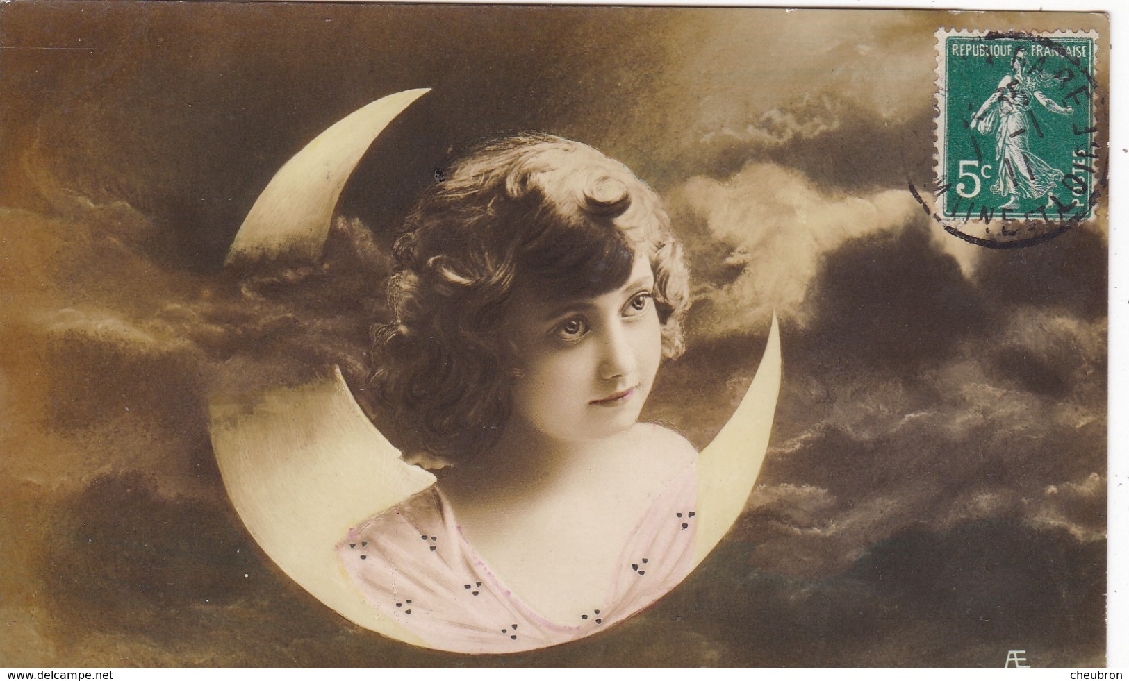 CARTE FANTAISIE. CPA BRILLANTE GLACÉE.  ENFANT ET CROISSANT DE LUNE. PRESQUE UN ANGE.. ANNEE 1911 - Portraits