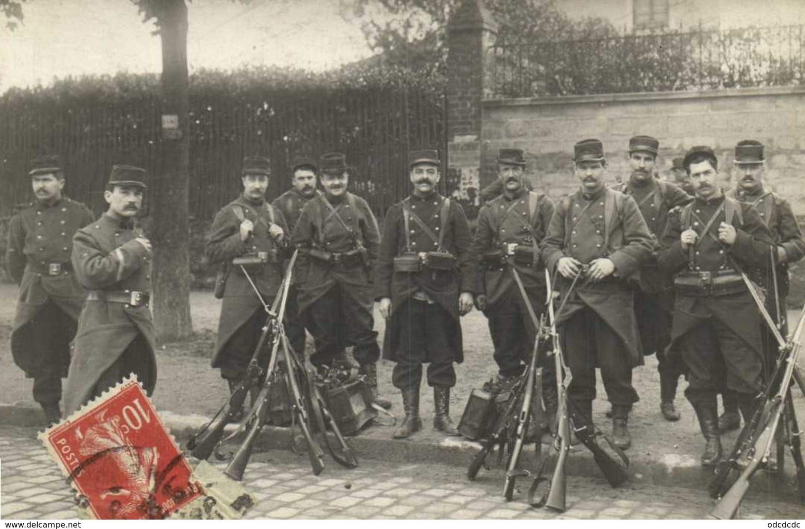 Carte Photo Militaires Derriere Des Faisceaux D'armes   RV - Photographs