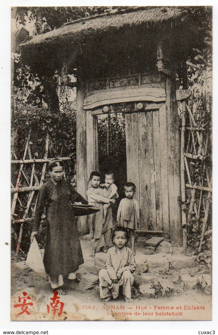 Annam -  Hue - Femme Et Enfants Entré De Leur Habitation - Vietnam