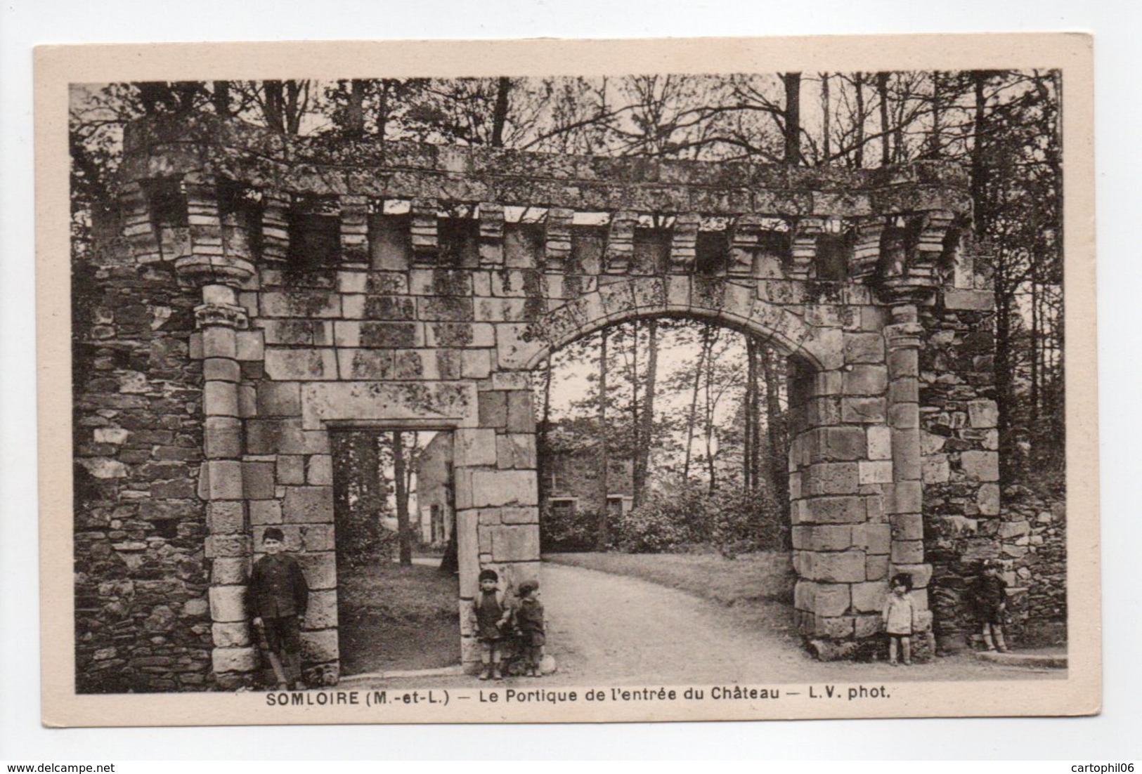 - CPA SOMLOIRE (49) - Le Portique De L'entrée Du Château (avec Personnages) - Photo L. V. - - Otros & Sin Clasificación