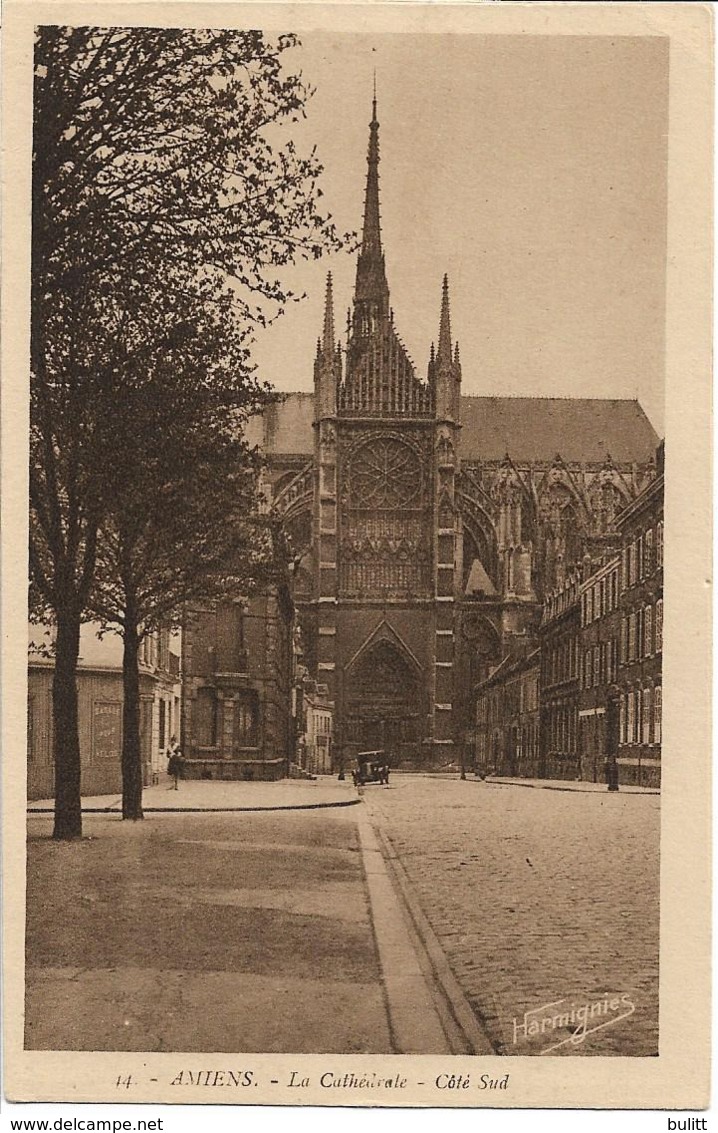 AMIENS - La Cathédrale - Voiture : Ancienne - Amiens