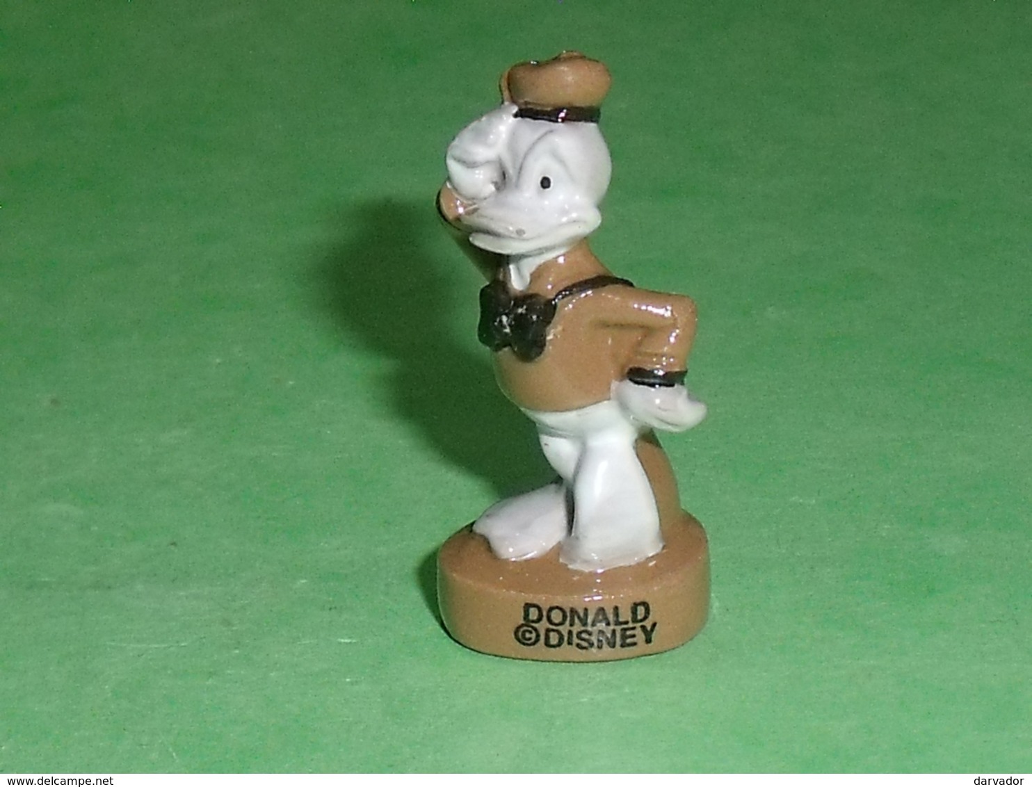 Fèves / Disney : Donald , Marron Et Blanc    T32 - Disney