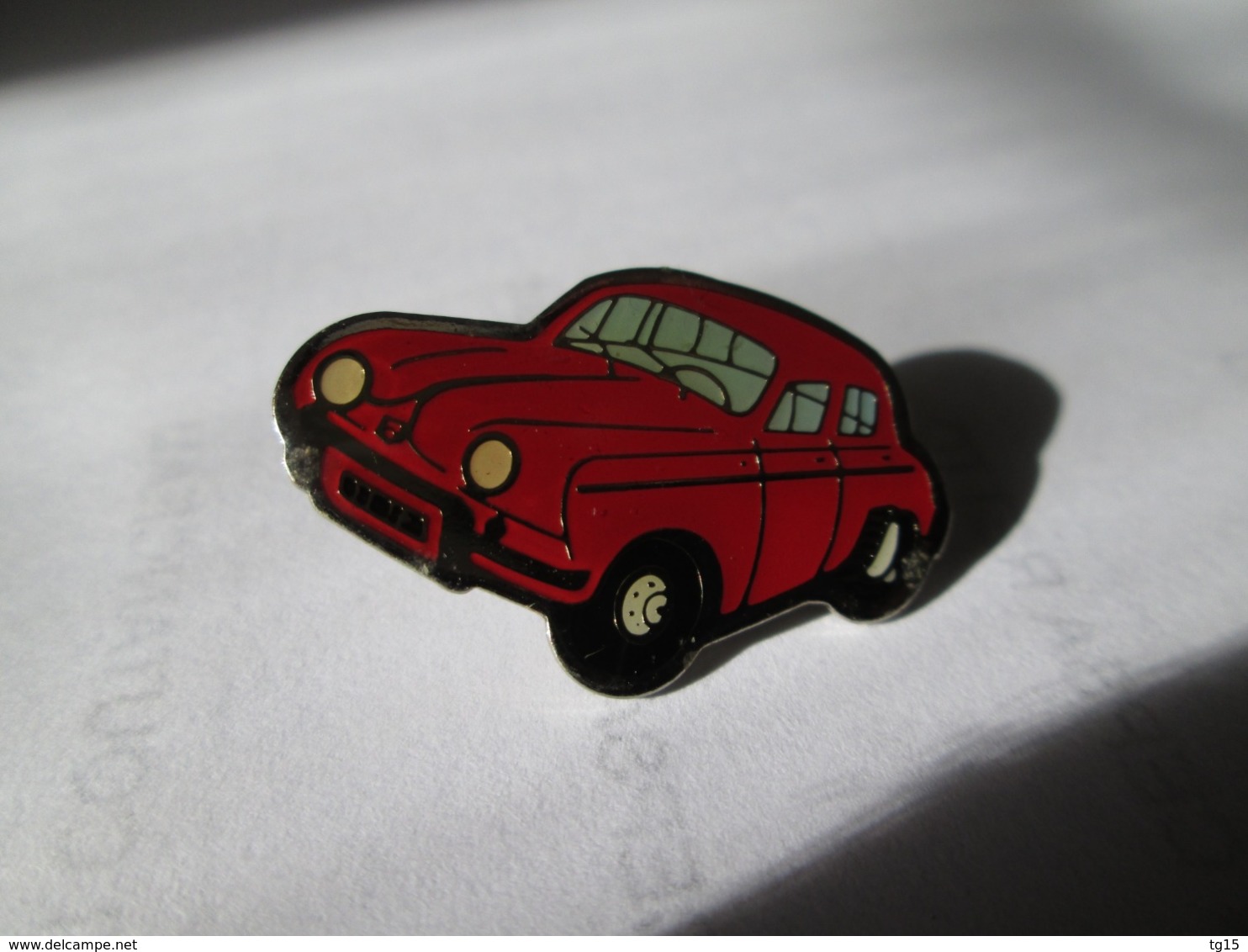 PIN'S   RENAULT  DAUPHINE  1956 - Renault