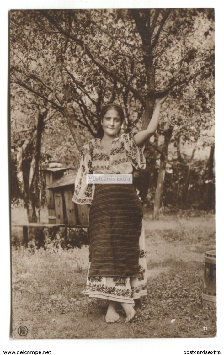 Peasant Girl, Countryside, Trees - Old Romania Real Photo Postcard - Roemenië