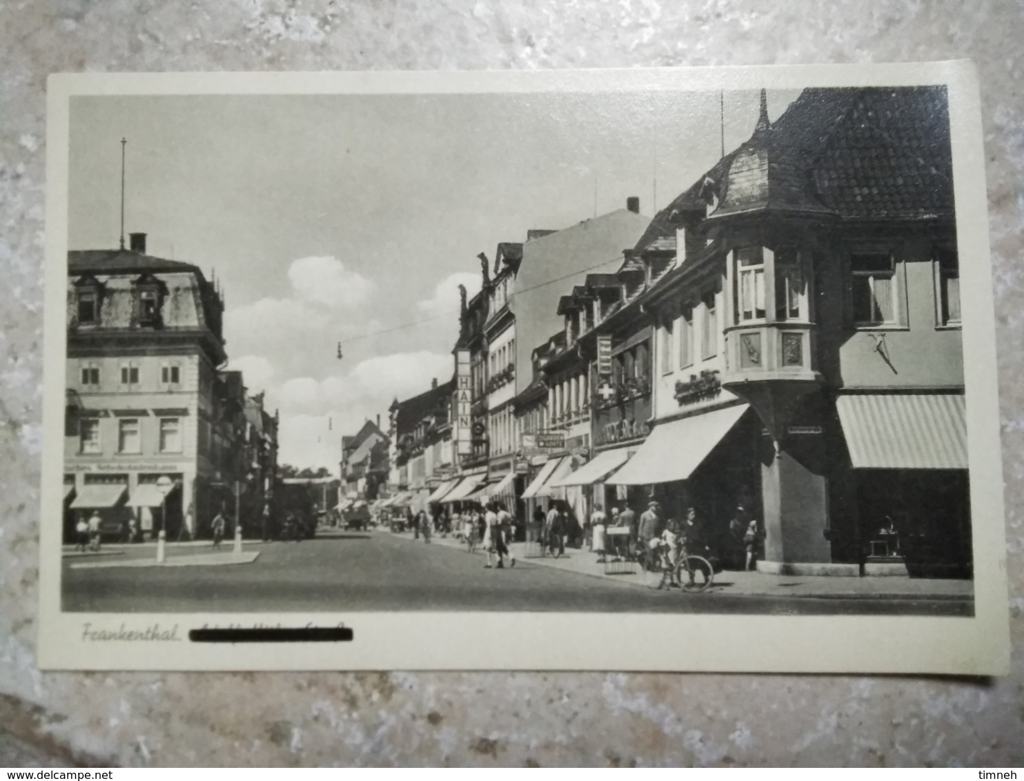 CPA. FRANKENTHAL - CARTE ANIMEE - Commerce - Enseigne - Passants - Non écrite - Frankenthal