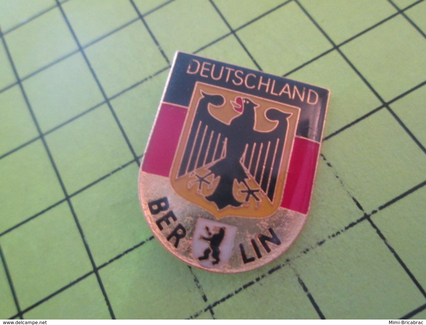 410f Pin's Pins / Beau Et Rare / THEME : VILLES / BERLIN DEUTSCHLAND Uber Alles évidemment !! - Steden