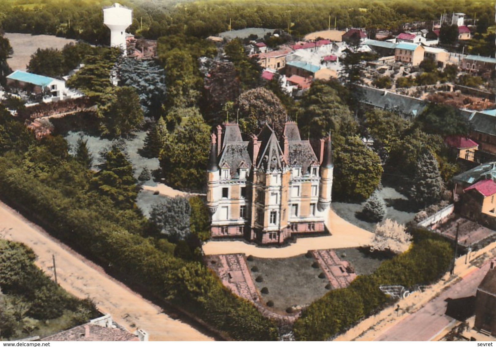 LA CHATAIGNERAIE. - Château Des Cèdres. Vue Aérienne. CPM Couleur RARE - La Chataigneraie