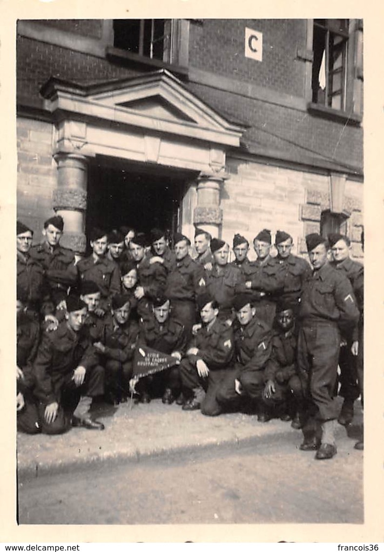 Lot De 2 Photographies : élèves De L'Ecole Militaire De Cadres De ROUFFACH / Colmar En Visite à PARIS En Mai 1946 - - Guerre, Militaire