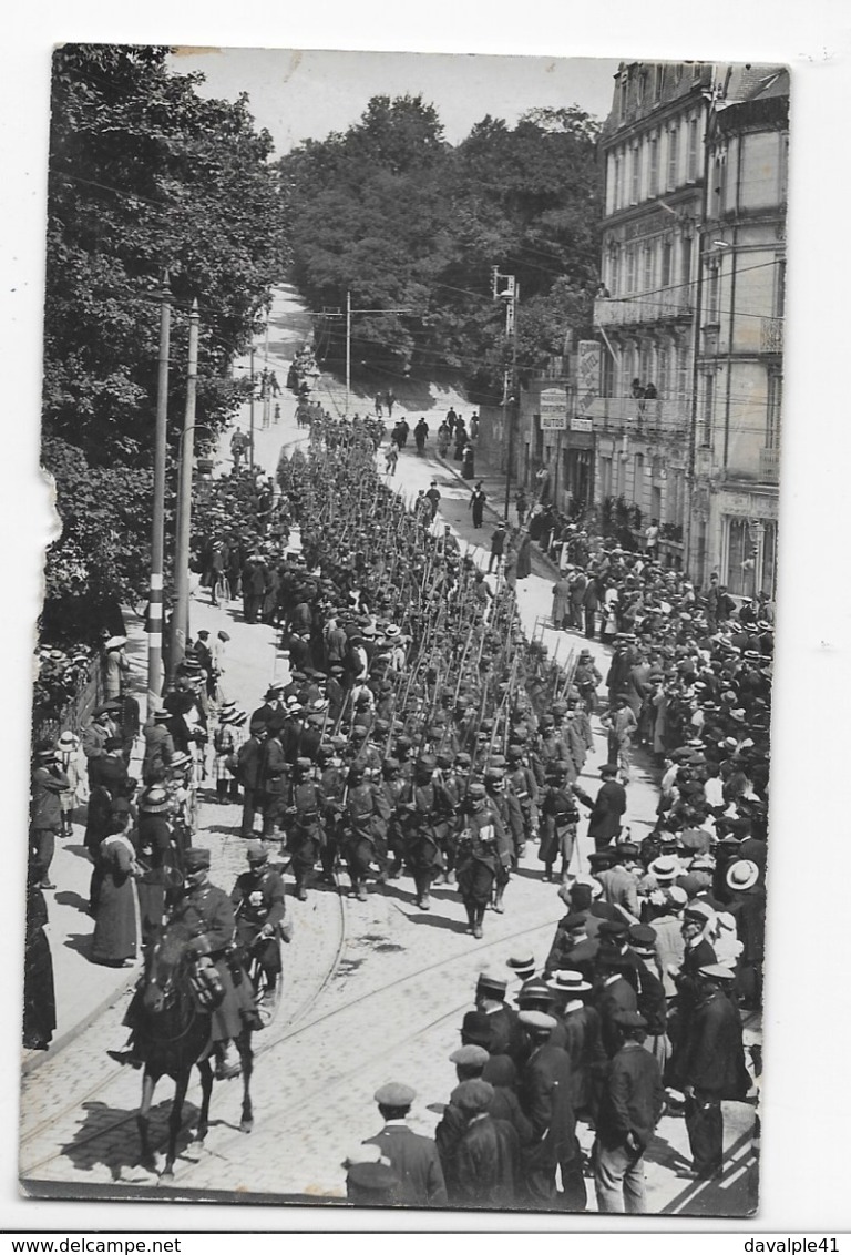 41   BLOIS  MILITAIRES DU 113éME  PARTANT POUR LE FRONT DEFILE RUE GALLOIS   2 SCANS - Blois