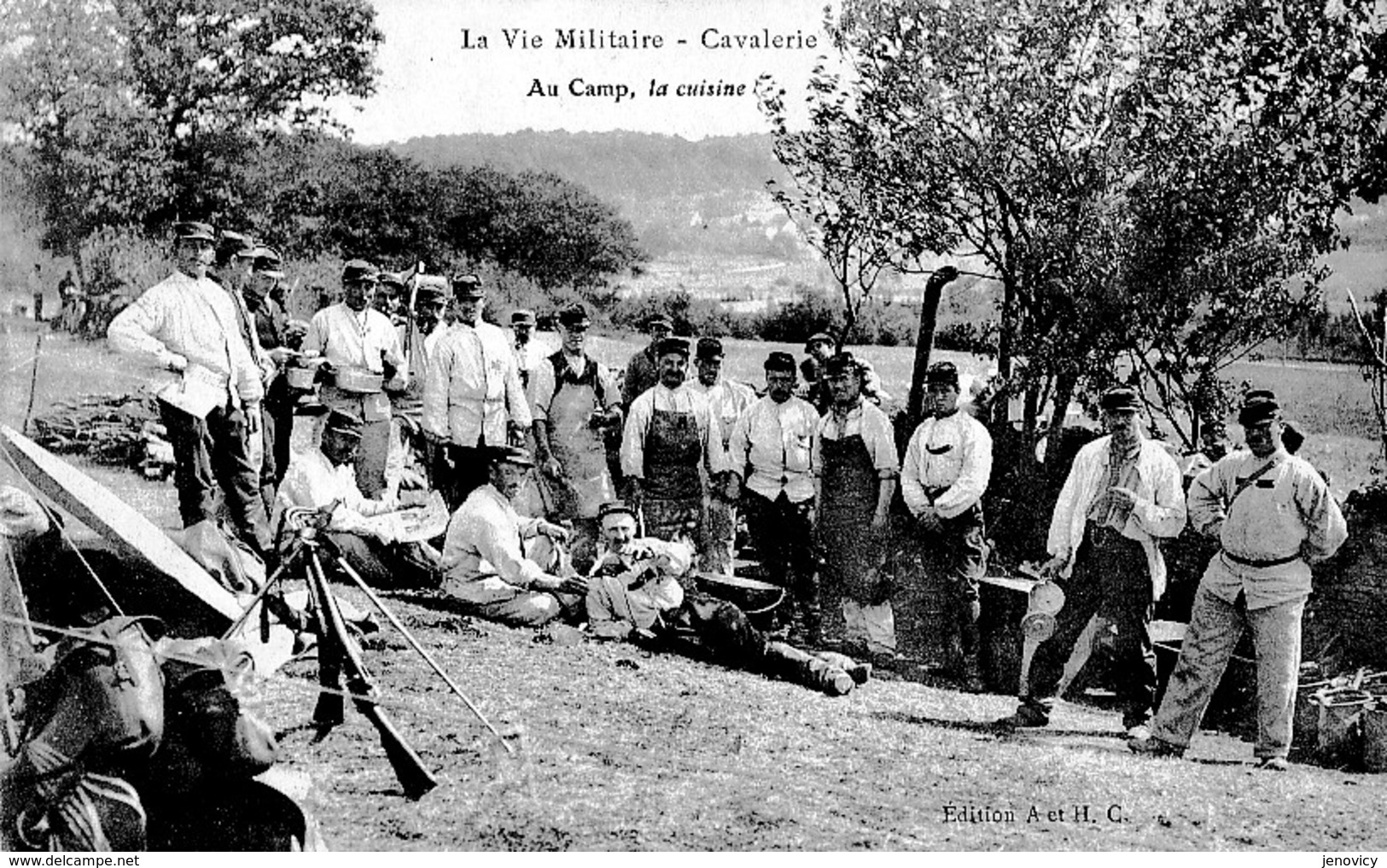VIE MILITAIRE -CAVALERIE AU CAMP LA CUISINE ,BEAU PLAN,ARMES REF 61192 - Régiments