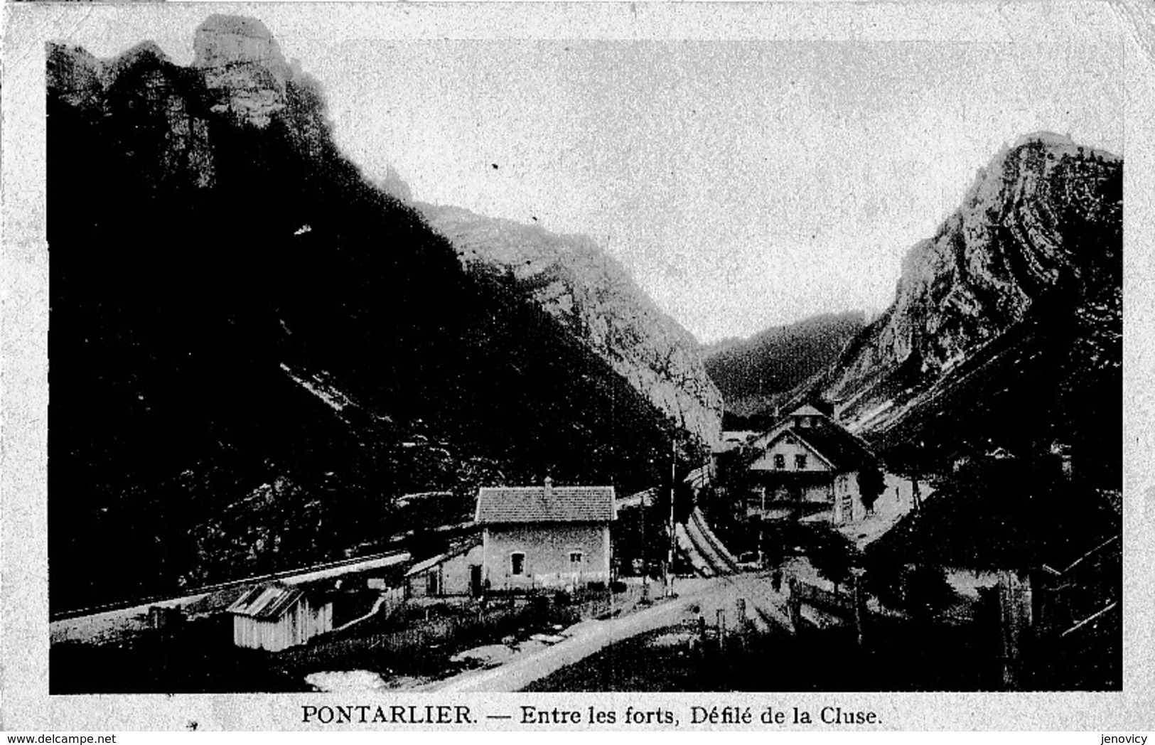 PONTARLIER ENTRE LES FORTS ,DEFILE DE LA CLUSE,VOIE FERREE ,PASSAGE A NIVEAU REF 61197 - Pontarlier