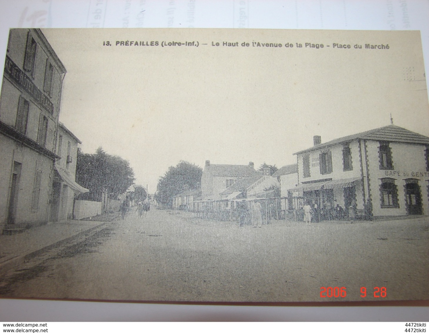 C.P.A.- Préfailles (44) - Le Haut De L'Avenue De La Plage - Place Du Marché - Café Du Centre - 1920 - SUP (BE22) - Préfailles