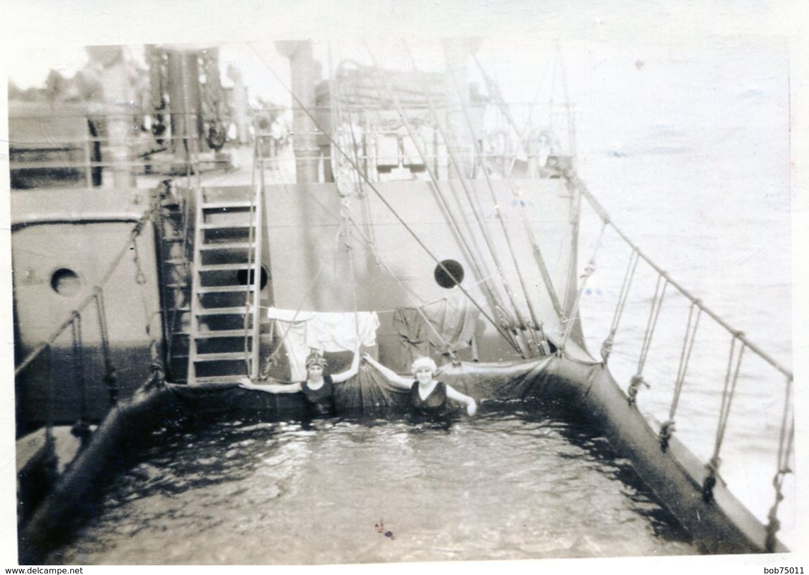 Photo De Deux Femmes Dans Une Piscine Fabriqué Avec Des Bâche Sur Un Vieux Cargo Vers 1930 - Personnes Anonymes