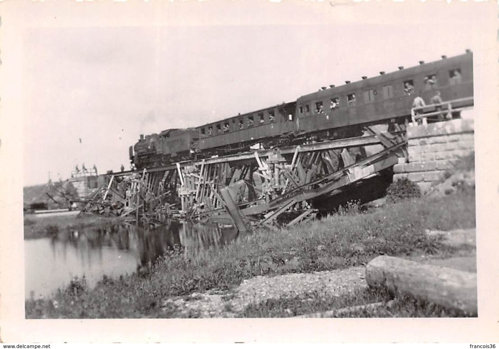 Lot De 19 Photographies De Geisingen En Mai 1945 - Pont Reconstruit Par Le Génie Français - Passage Du Train Travaux Etc - Lieux