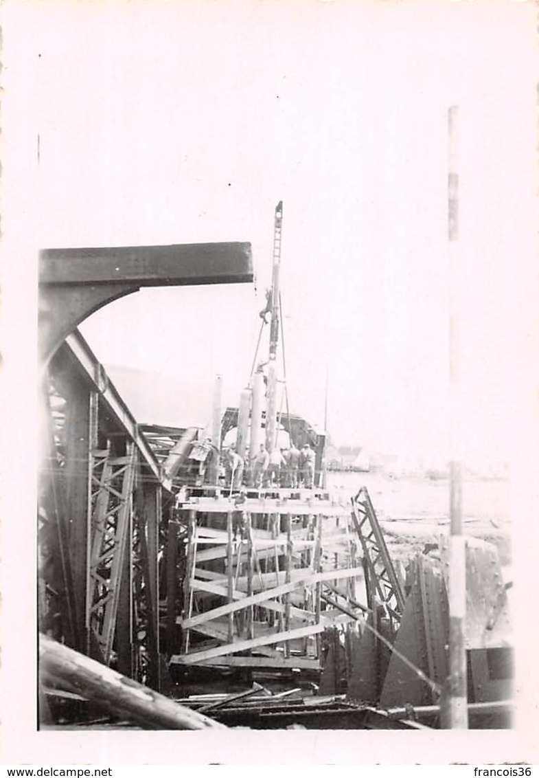 Lot de 19 photographies de Geisingen en Mai 1945 - Pont reconstruit par le Génie Français - passage du train travaux etc