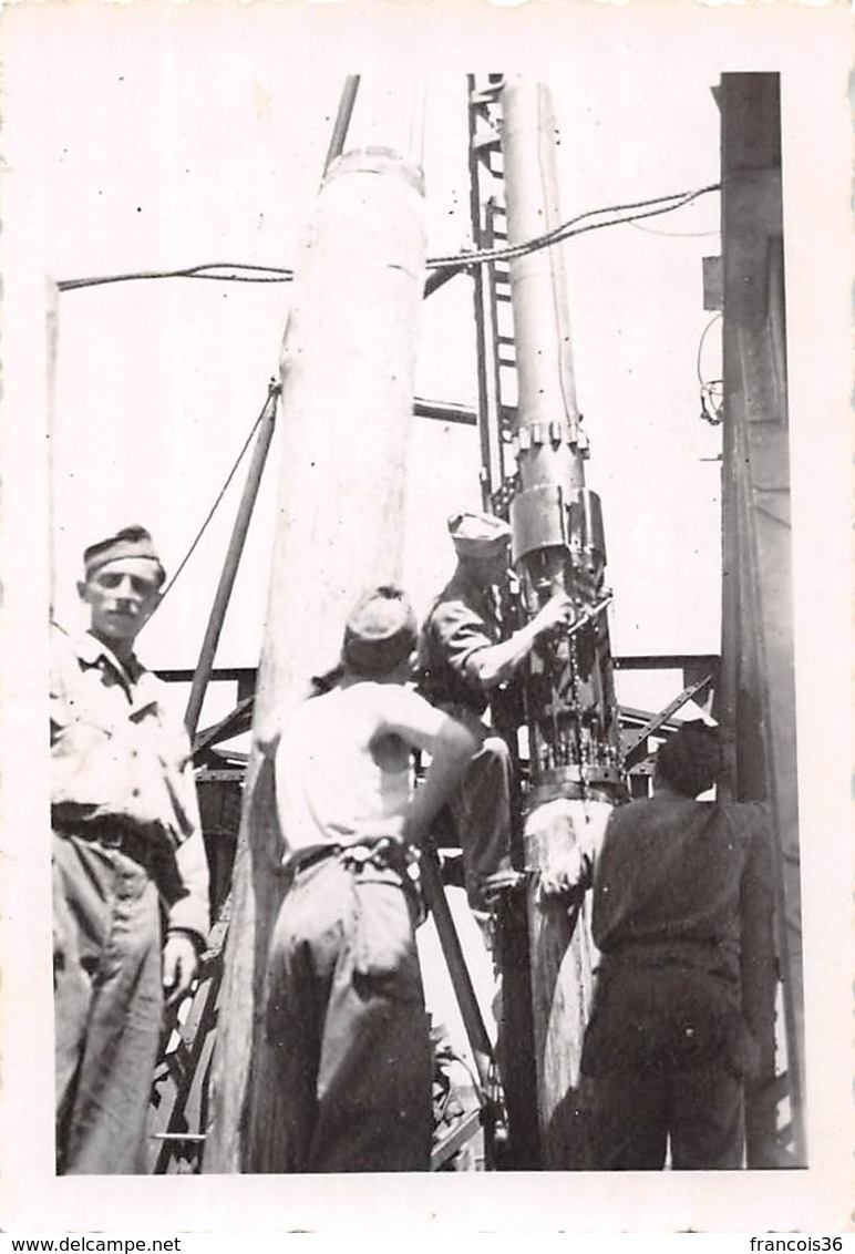 Lot de 19 photographies de Geisingen en Mai 1945 - Pont reconstruit par le Génie Français - passage du train travaux etc