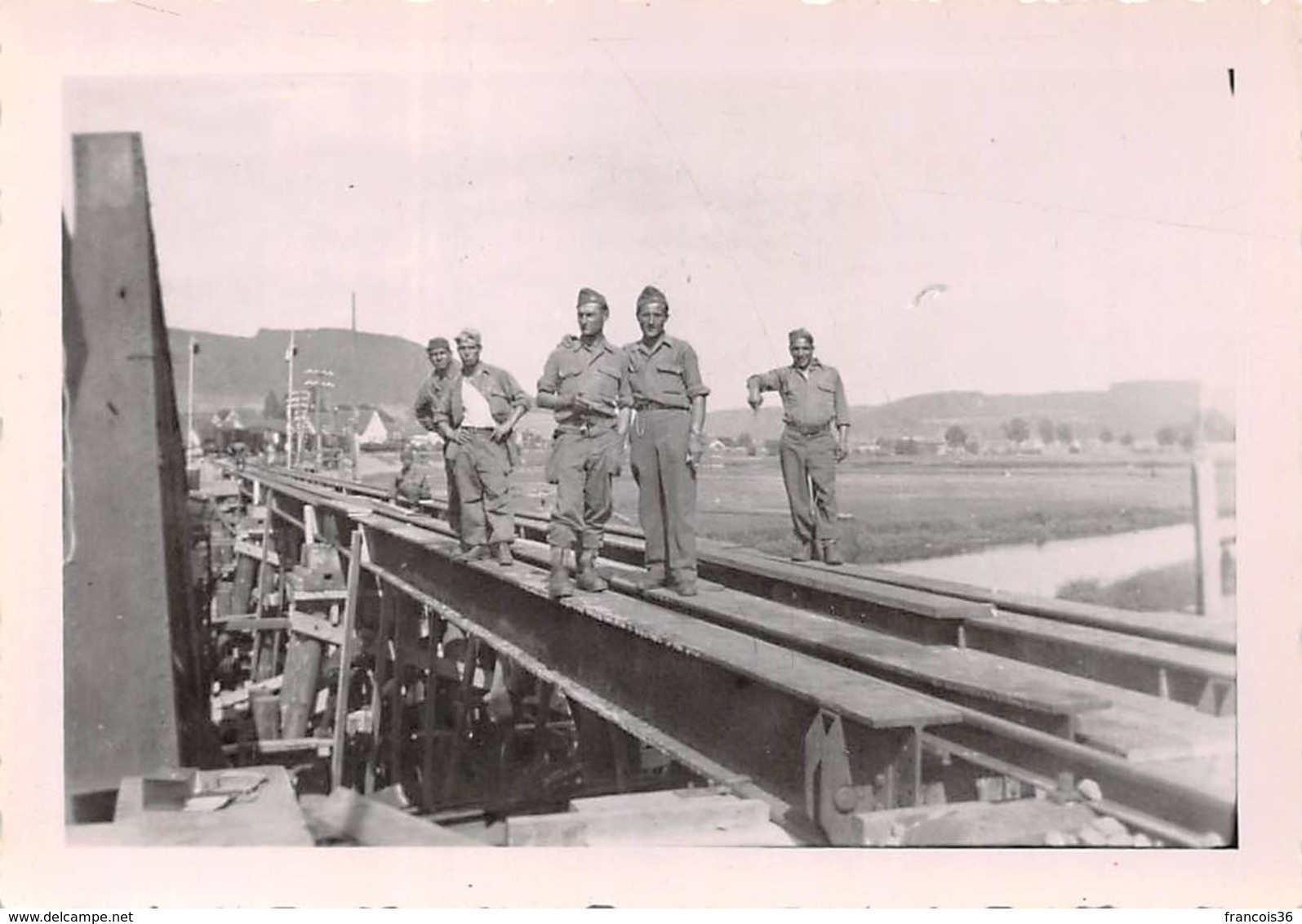 Lot de 19 photographies de Geisingen en Mai 1945 - Pont reconstruit par le Génie Français - passage du train travaux etc