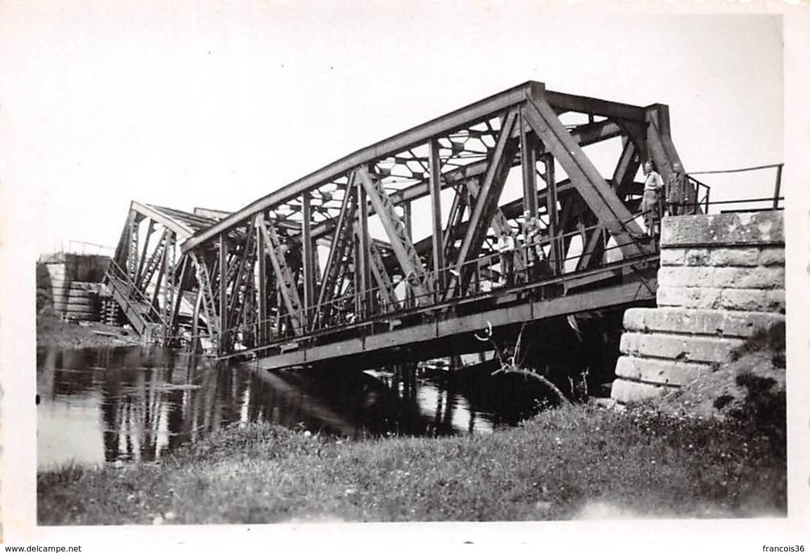 Lot de 19 photographies de Geisingen en Mai 1945 - Pont reconstruit par le Génie Français - passage du train travaux etc