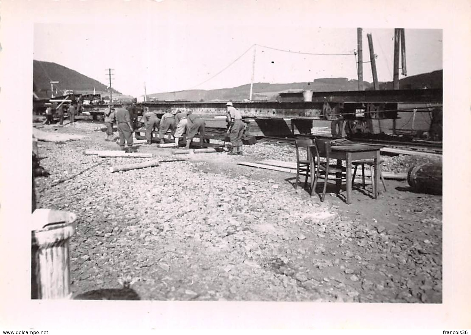 Lot de 19 photographies de Geisingen en Mai 1945 - Pont reconstruit par le Génie Français - passage du train travaux etc