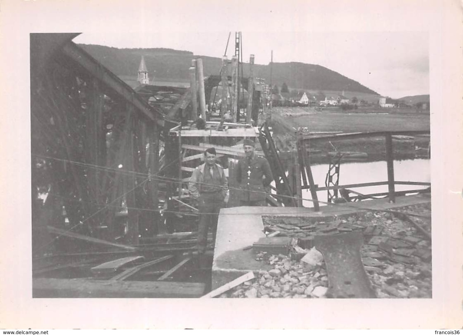 Lot de 19 photographies de Geisingen en Mai 1945 - Pont reconstruit par le Génie Français - passage du train travaux etc