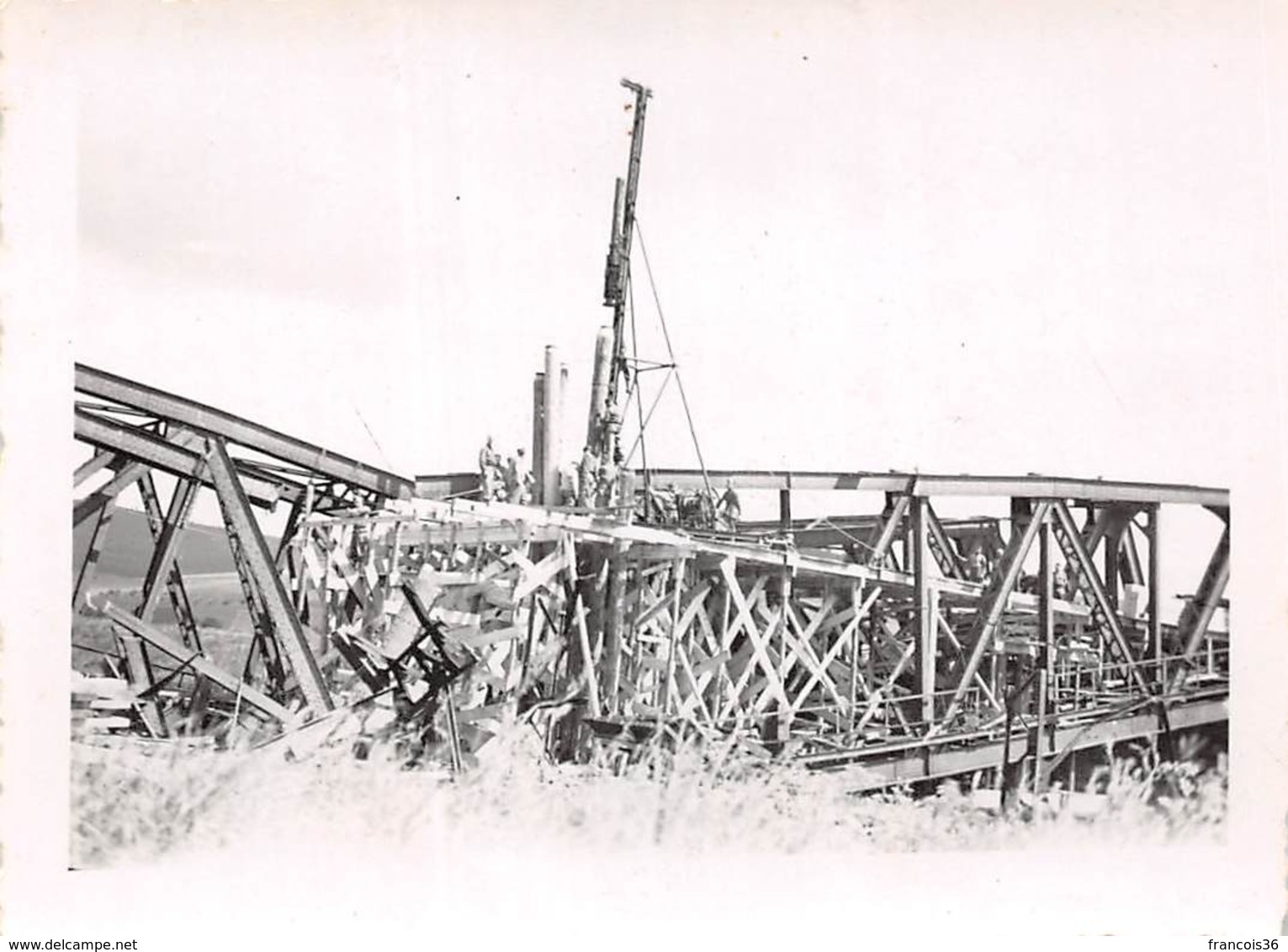 Lot de 19 photographies de Geisingen en Mai 1945 - Pont reconstruit par le Génie Français - passage du train travaux etc