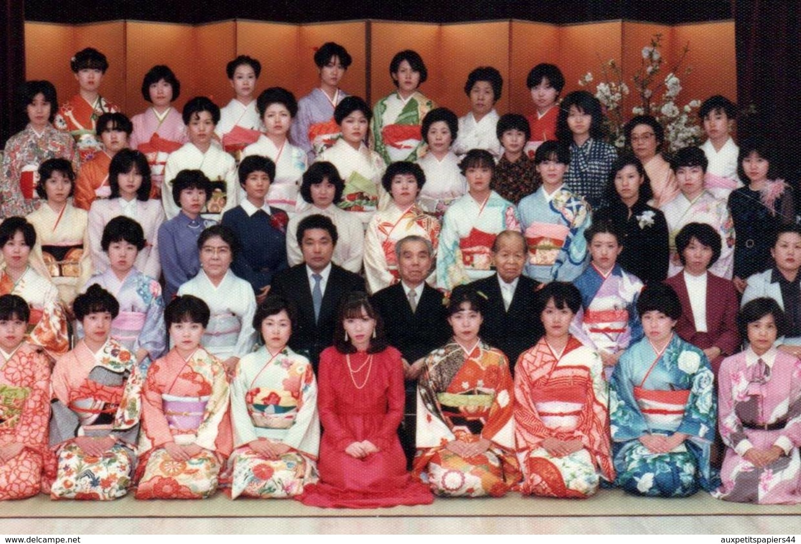 Grande Photo Couleur Originale Scolaire - Photo De Classe Au Japon & Jeunes & Jolies étudiantes En Kimonos Vers 1970 - Anonyme Personen