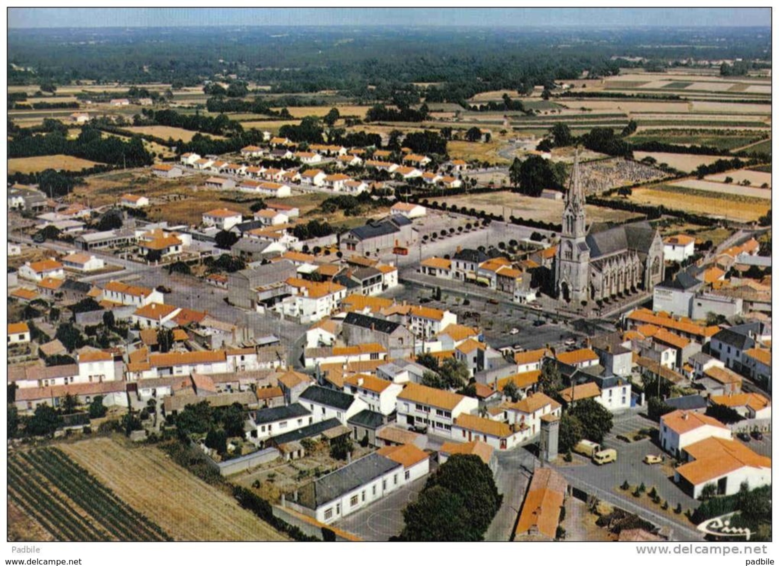 Carte Postale 85. Soullans  Vue D'avion Et Le Stade De Football Trés Beau Plan - Soullans