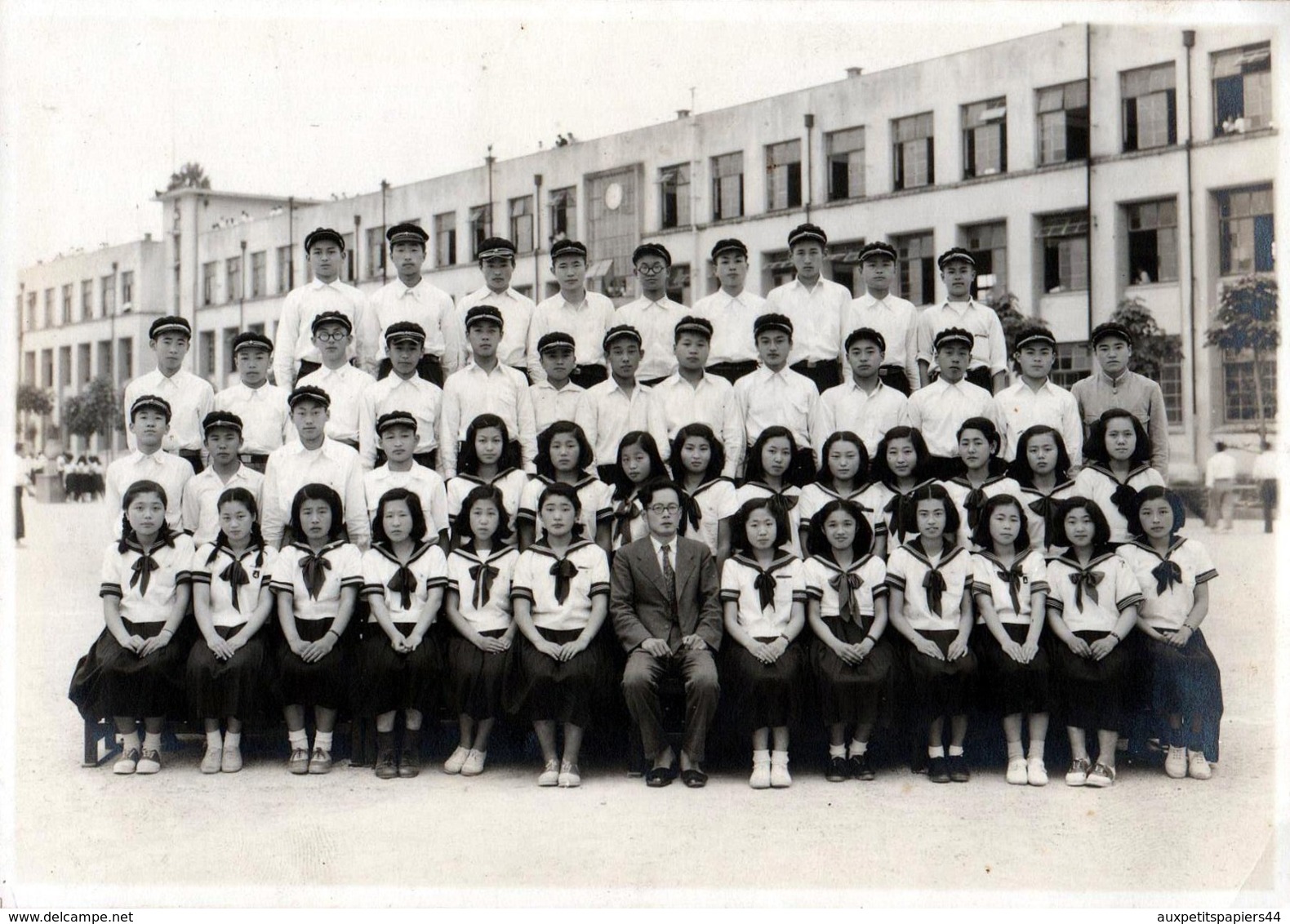 Grande Photo Originale Scolaire - Photo De Classe Mixte Au Japon & Jeunes Collégiens En Uniformes Vers 1950/60 - Anonyme Personen