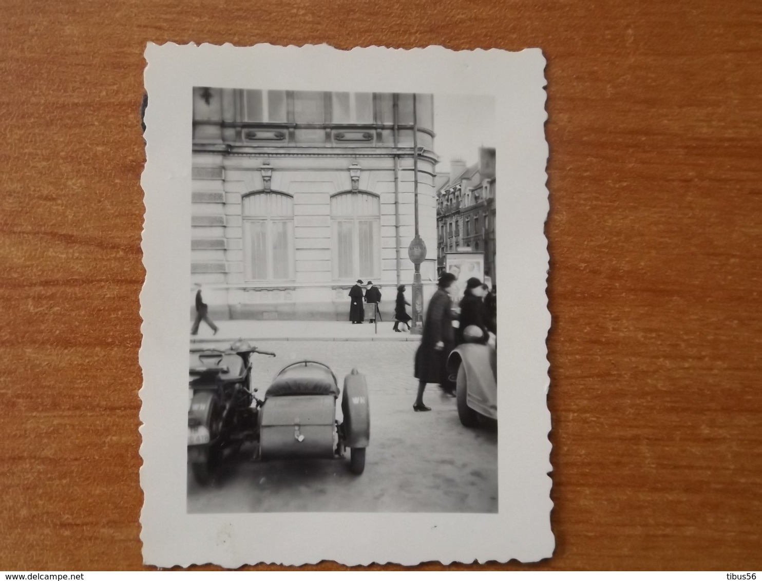 LE MANS WW2 GUERRE 39 45  SIDE CAR ALLEMANDS ET VEHICULE  GARE DEVANT BOURSE COMMERCE KOMMANDANTUR PHOTO PRETRE - Le Mans