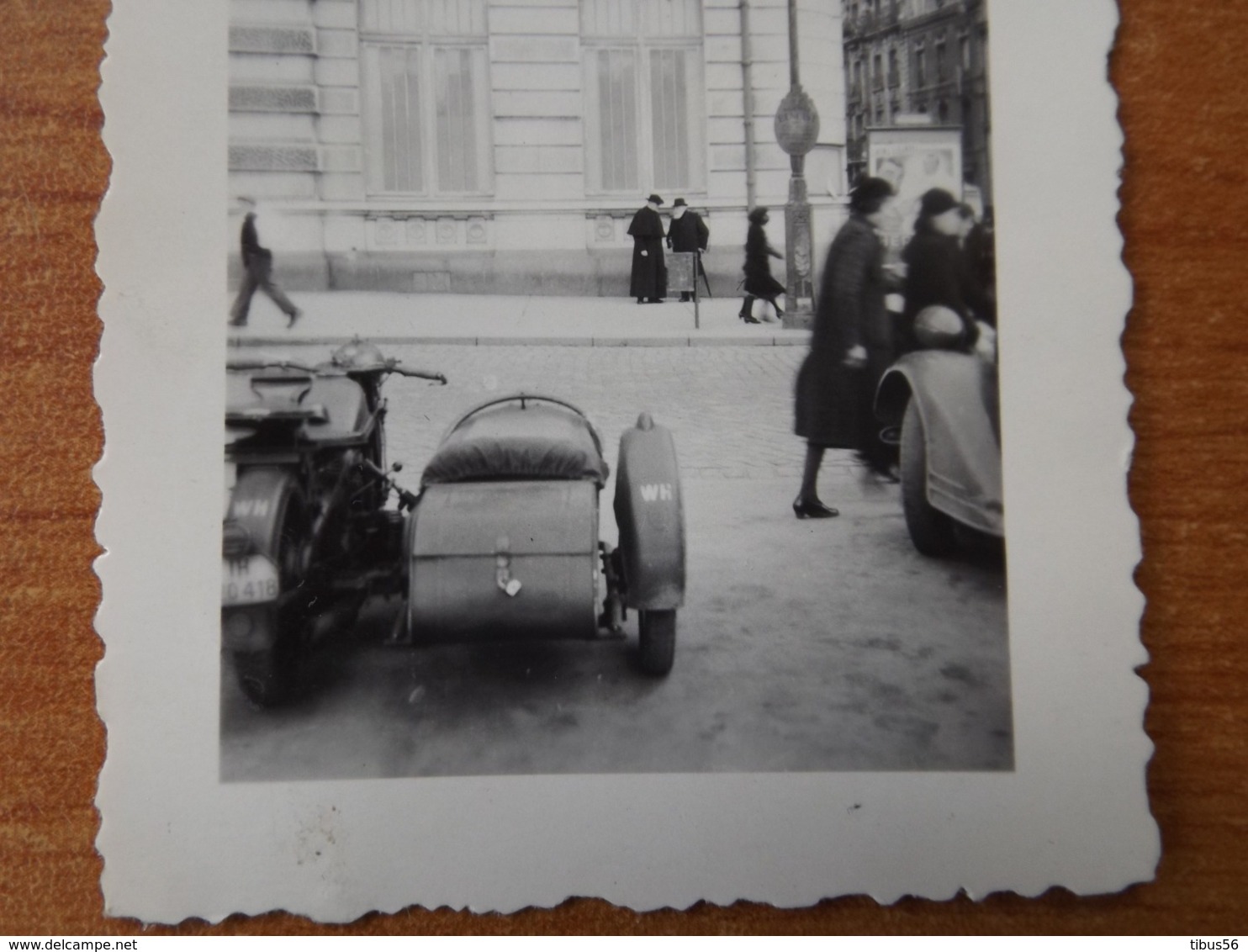 LE MANS WW2 GUERRE 39 45  SIDE CAR ALLEMANDS ET VEHICULE  GARE DEVANT BOURSE COMMERCE KOMMANDANTUR PHOTO PRETRE - Le Mans