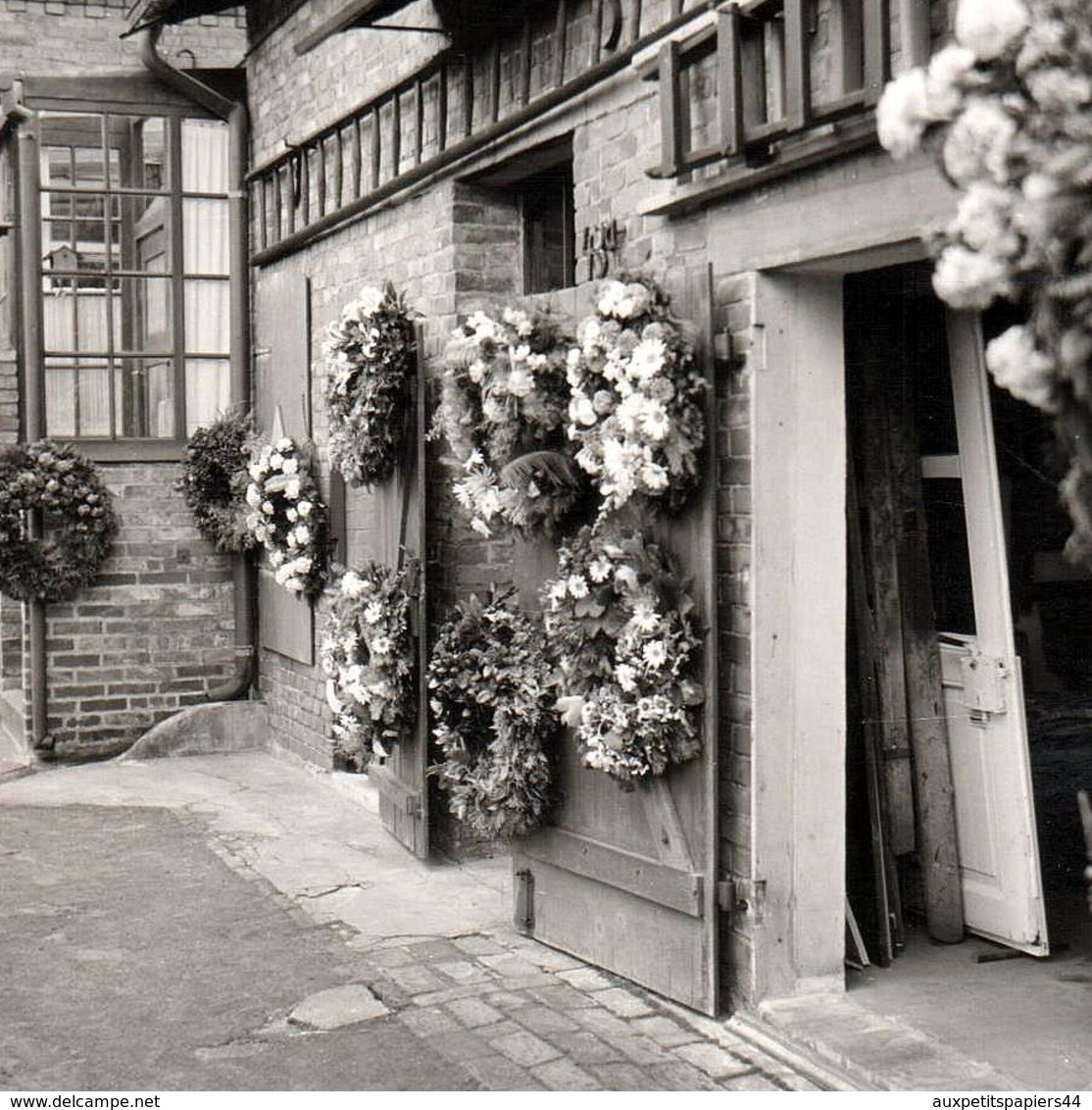 6 Photos Carrés B.B. Originales Mortem - Maison D'un Défunt Décorée De Couronne De Fleurs En 1962 - Enterrement & Tombe - Objets