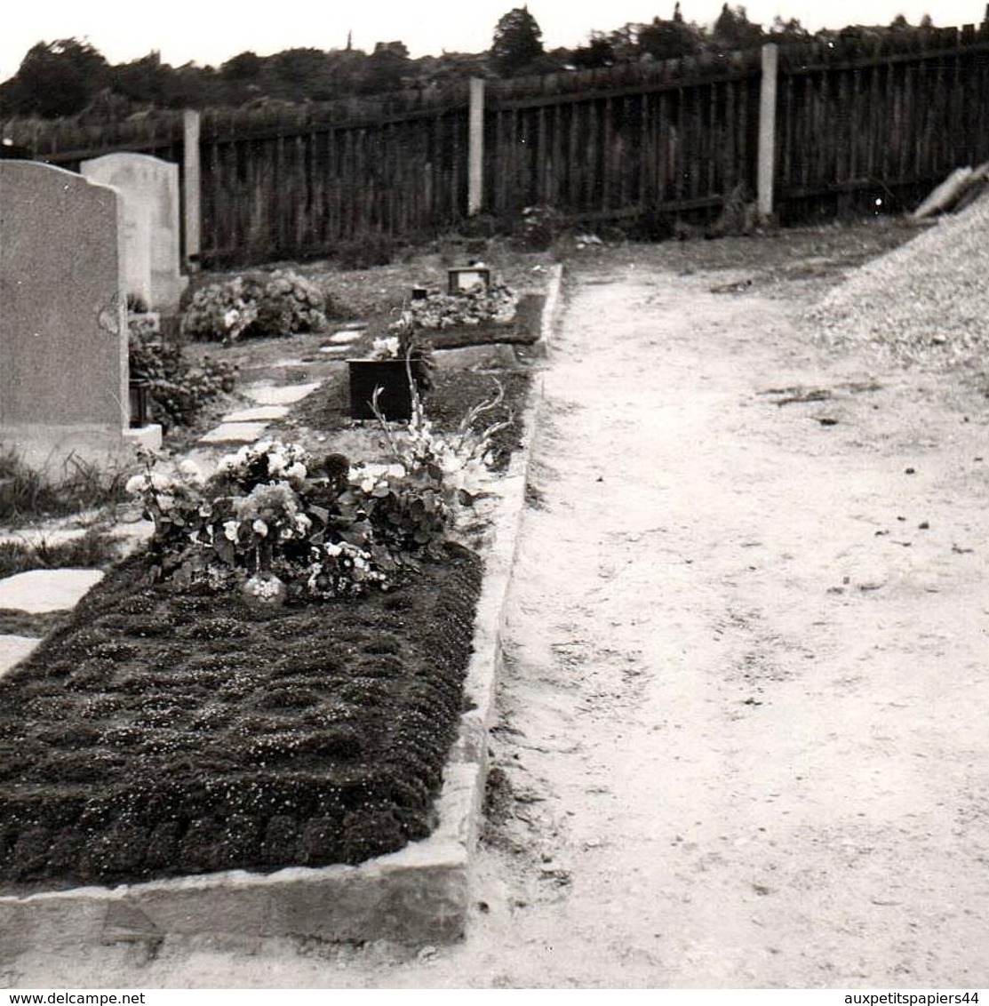 6 Photos Carrés B.B. Originales Mortem - Maison D'un Défunt Décorée De Couronne De Fleurs En 1962 - Enterrement & Tombe - Objets