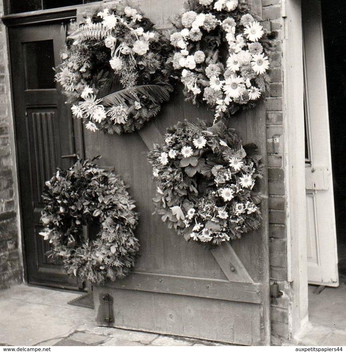 6 Photos Carrés B.B. Originales Mortem - Maison D'un Défunt Décorée De Couronne De Fleurs En 1962 - Enterrement & Tombe - Objets