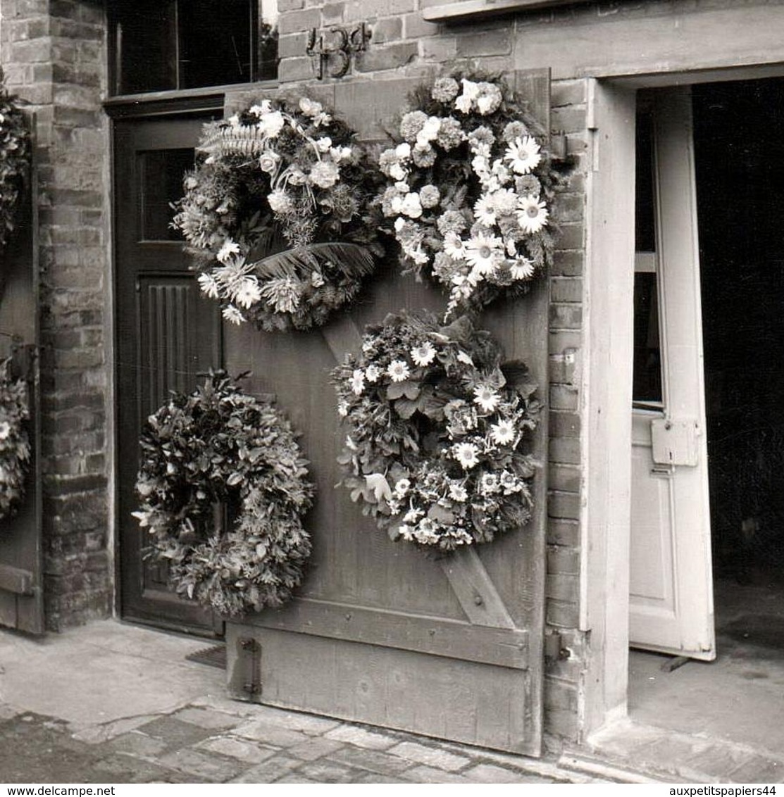 6 Photos Carrés B.B. Originales Mortem - Maison d'un défunt décorée de Couronne de Fleurs en 1962 - Enterrement & Tombe