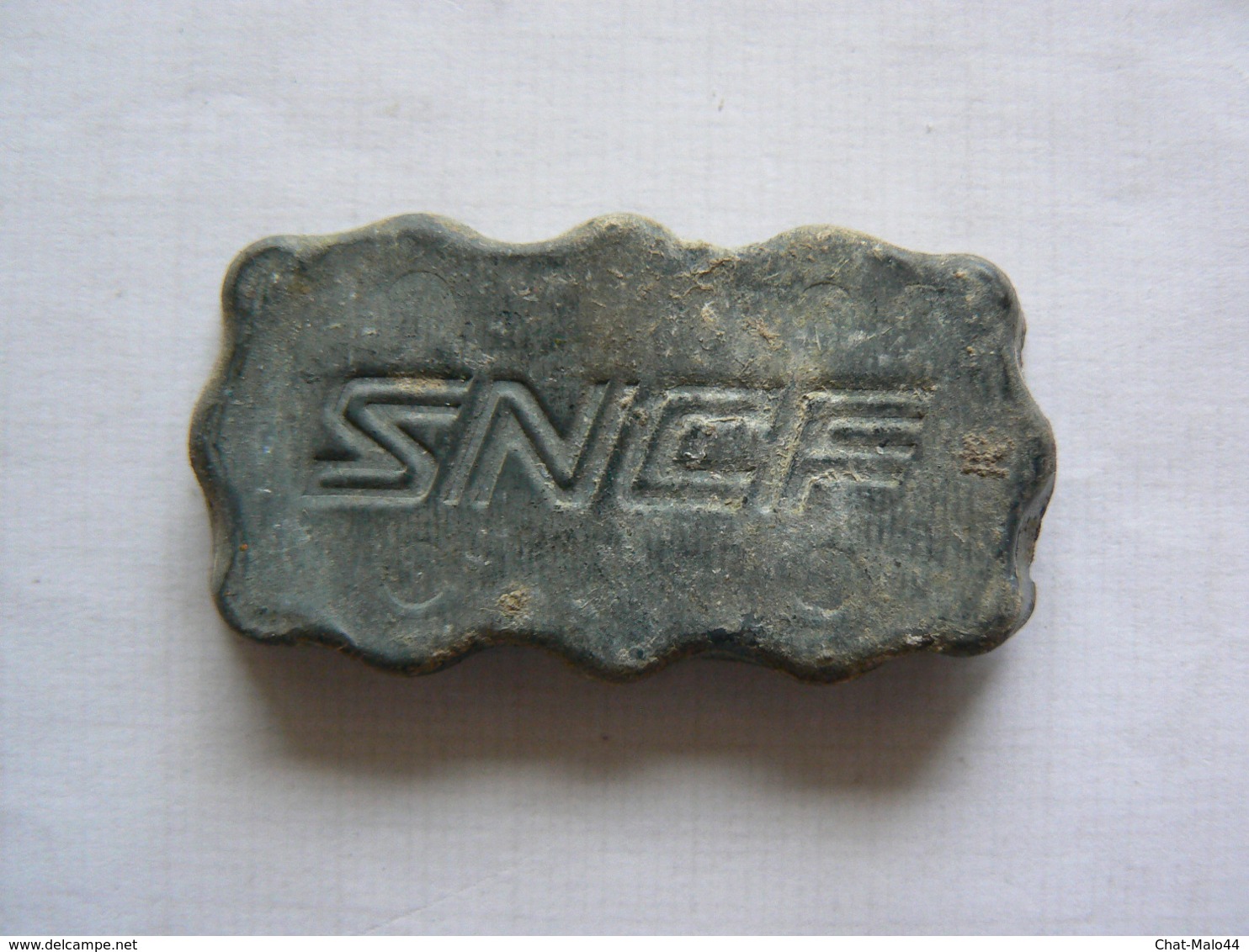 SNCF. Petite Plaque En Métal Marquée "SNCF". Longueur 4,4 Cm, Largeur 2,4 Cm - Railway