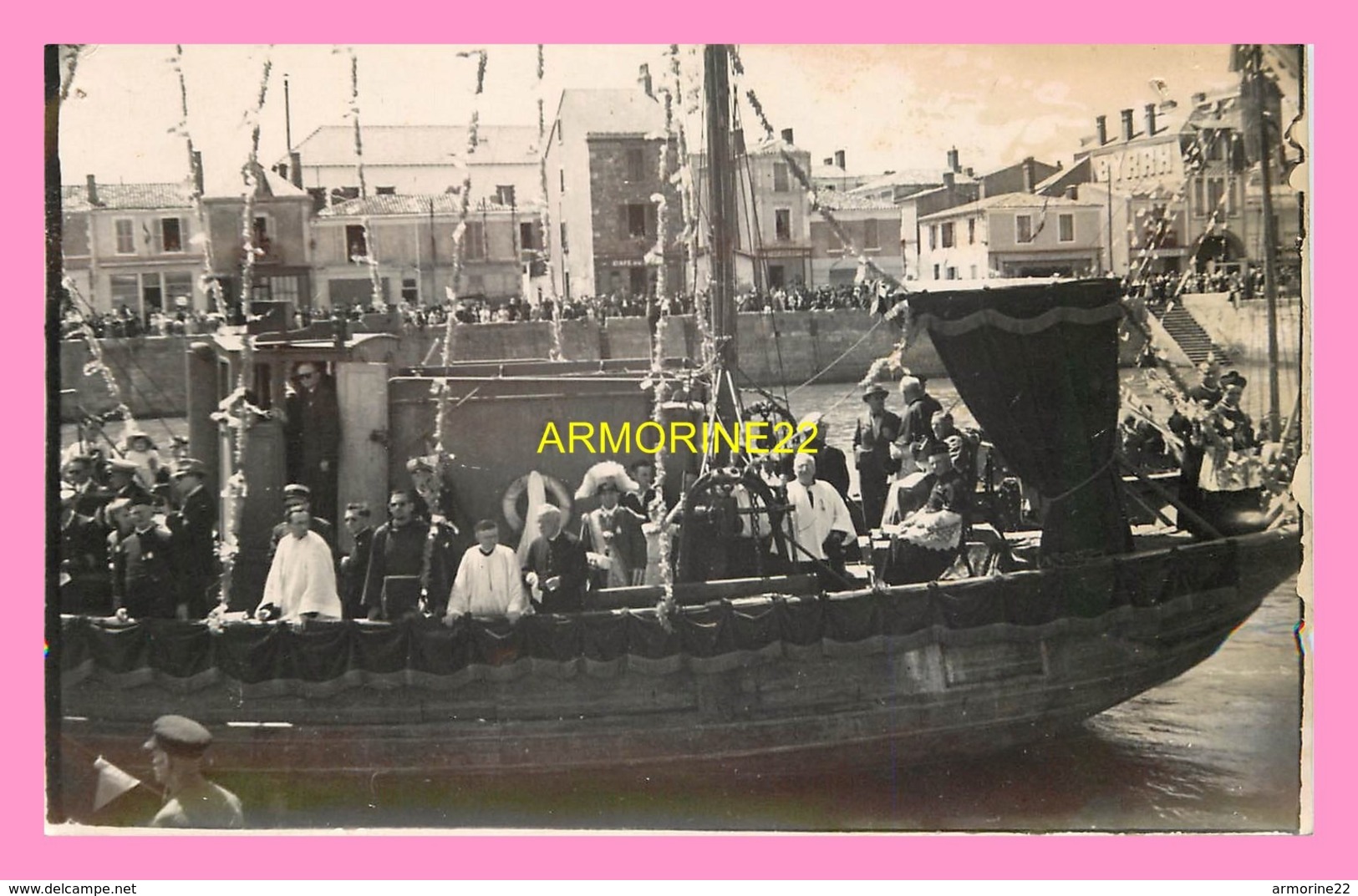 PHOTO DE Bateau Lors D Une Fete Avec Des Religieux - Barche