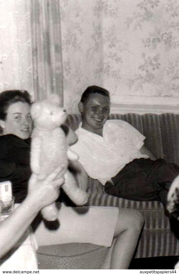 Photo De Famille Originale & L'Ours En Peluche Qui S'anime Après Un Verre De Sangria Vers 1960 - Toque Léopard - Objets