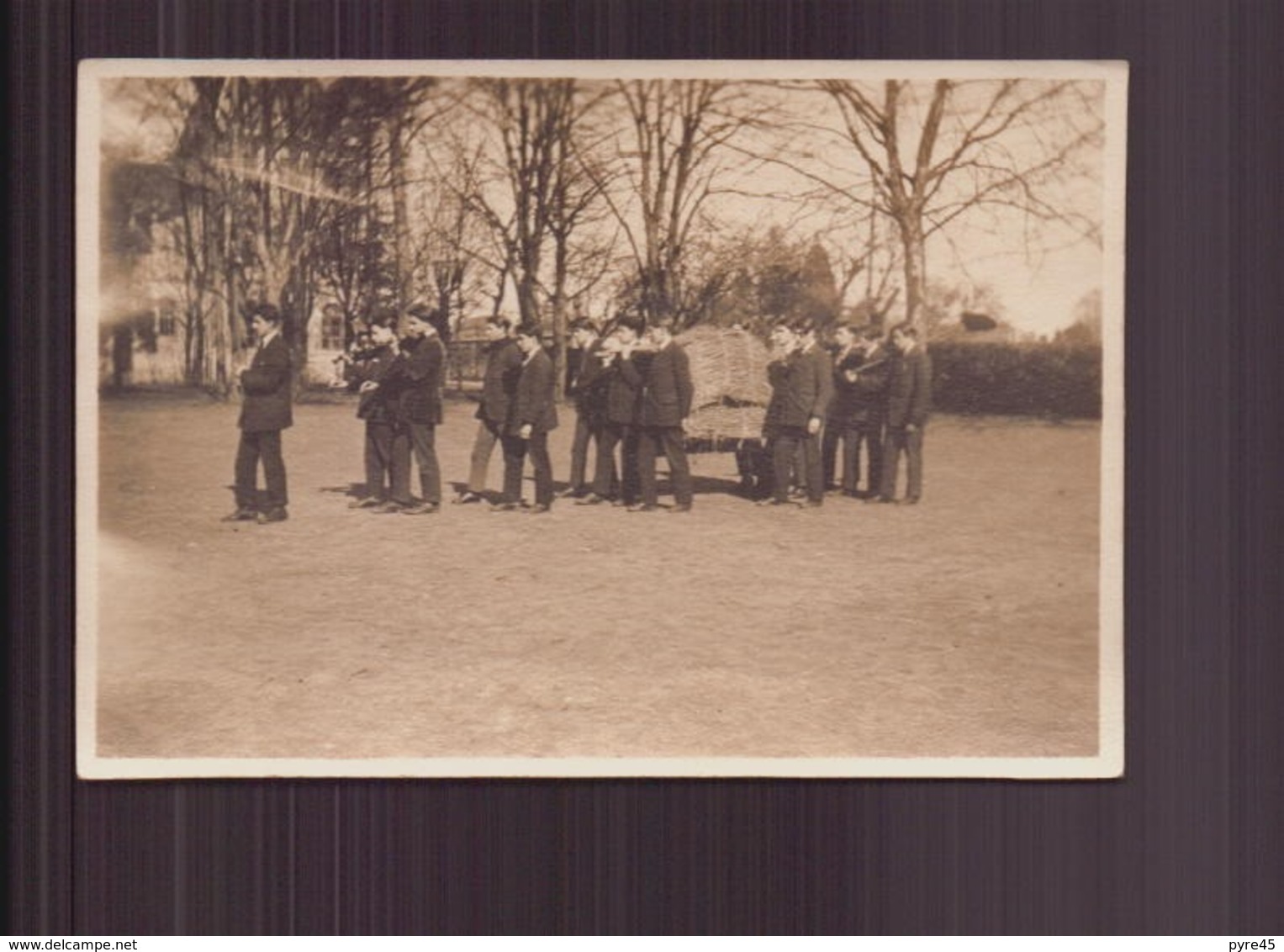 PHOTO D UN CORTEGE D HOMMES AVEC MUSICIENS 8 X 6 CM - Personnes Anonymes