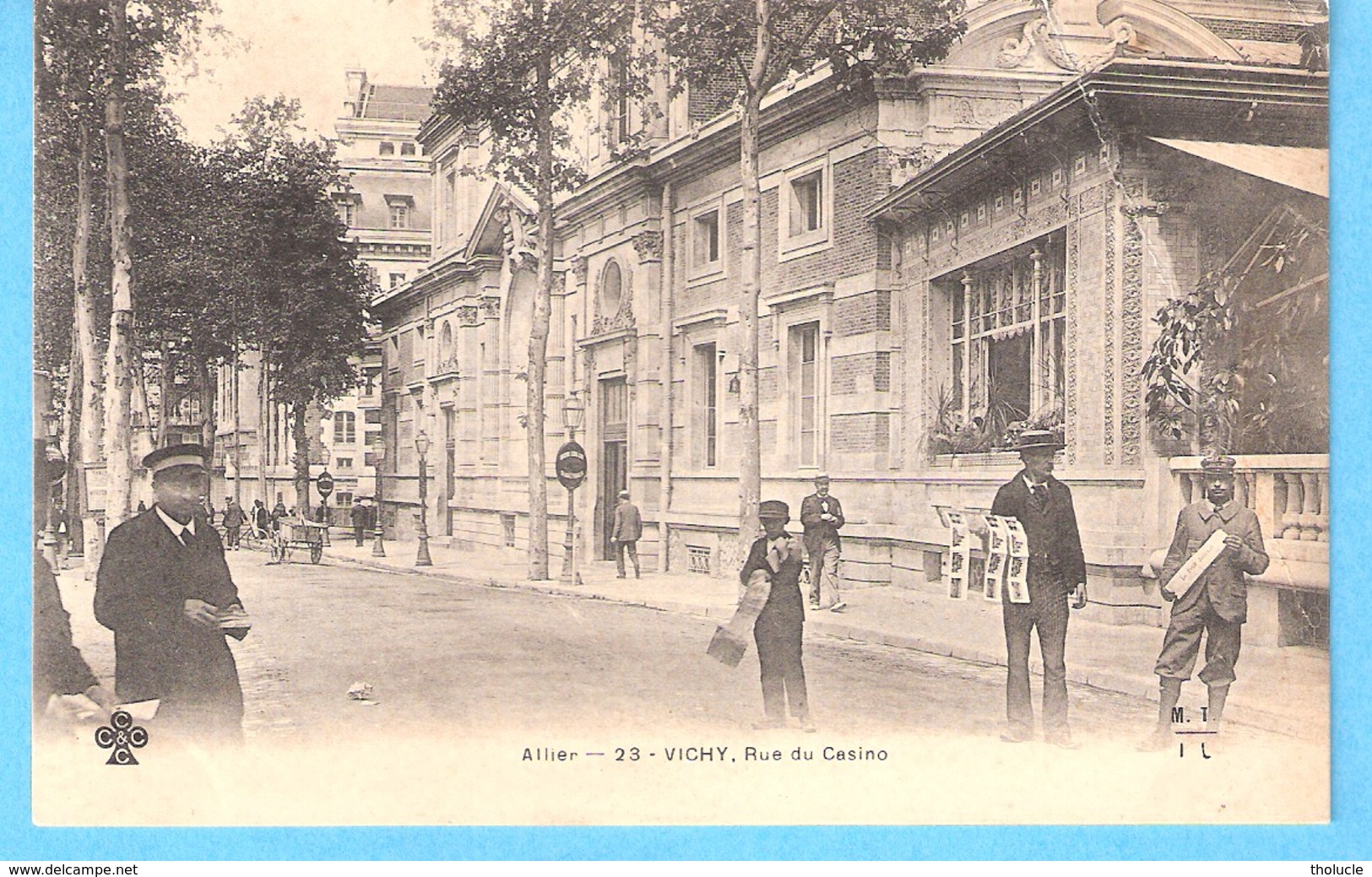 Vieux Métiers-Marchands Ambulants-+/-1900-Vendeur De Journaux(le Petit Journal)et De Cartes-Postales à Vichy (Casino) - Street Merchants