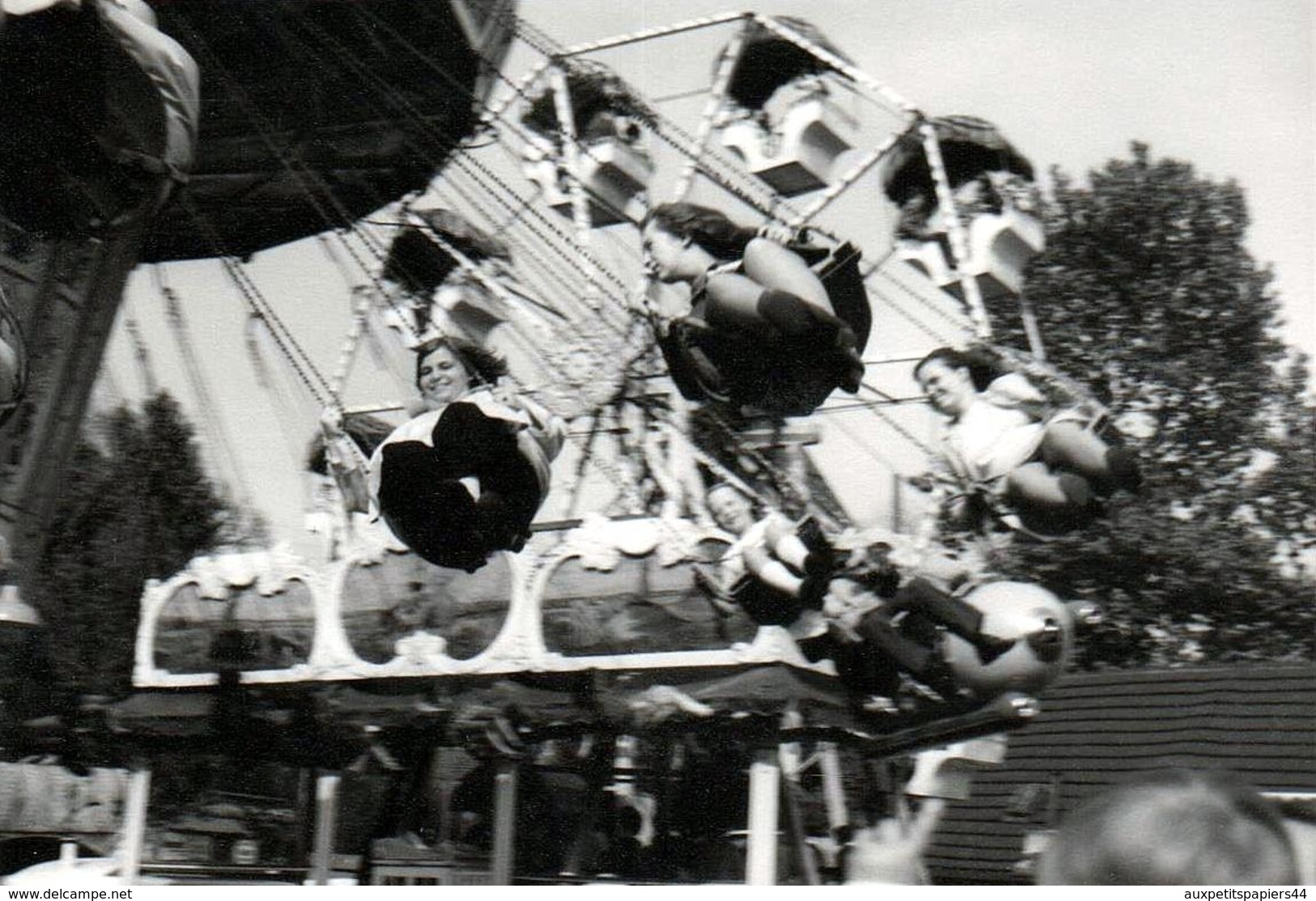 Photo Originale Manège Et Fête Foraine - Sous Les Jupes Des Filles Dans Un Manège Balançoire & Chaise Volantes 1950/60 - Objets