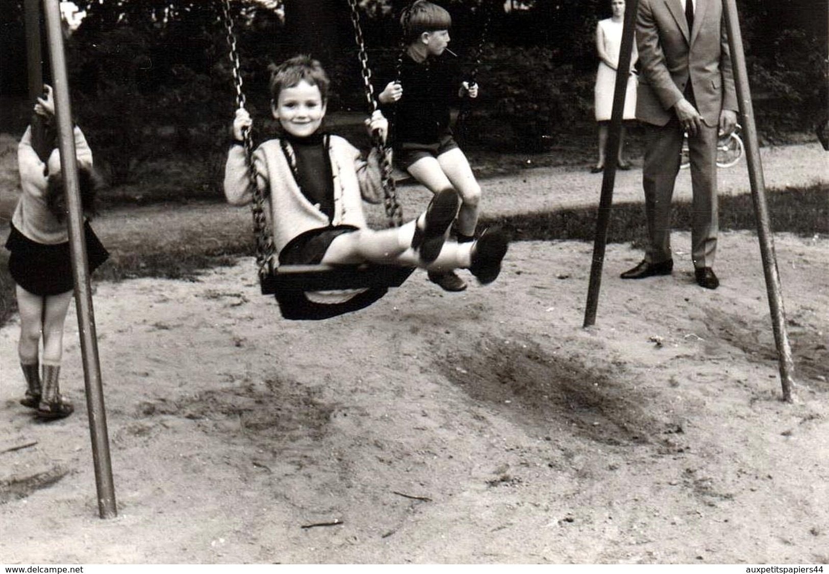 Photo Originale Jeu & Jouet - Amusement & Balancement Sur Balançoires En 1966 - Objets