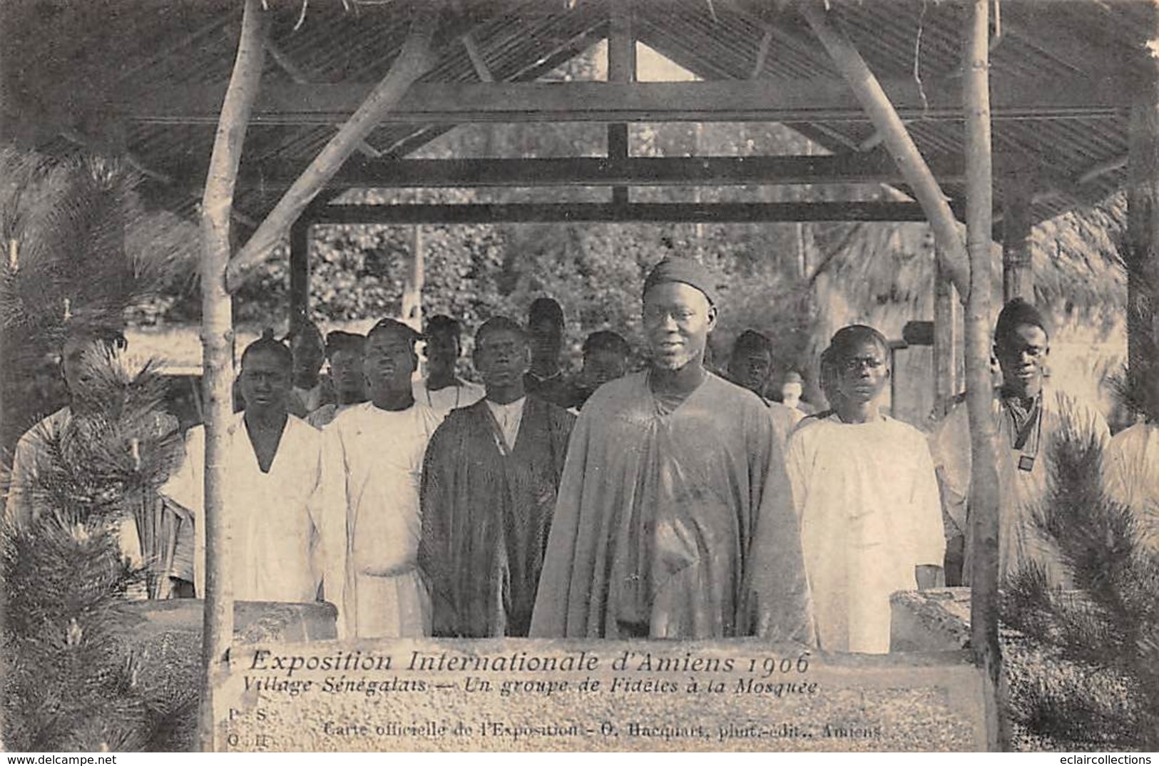 Thème  Exposition Coloniale.    Amiens 1905  Village  Sénégalais . Un Groupe De Fidèles A La Mosquée       (voir Scan) - Ausstellungen