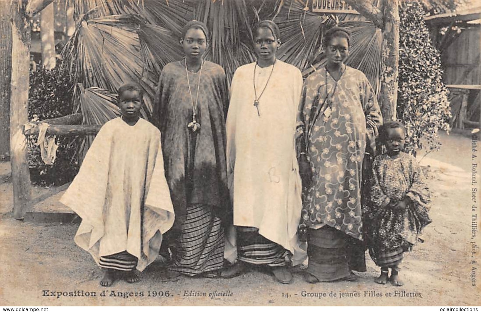 Thème  Exposition Coloniale.  Angers  1906 Village Noir  Groupe De Jeunes Filles Et Fillettes (voir Scan) - Exhibitions