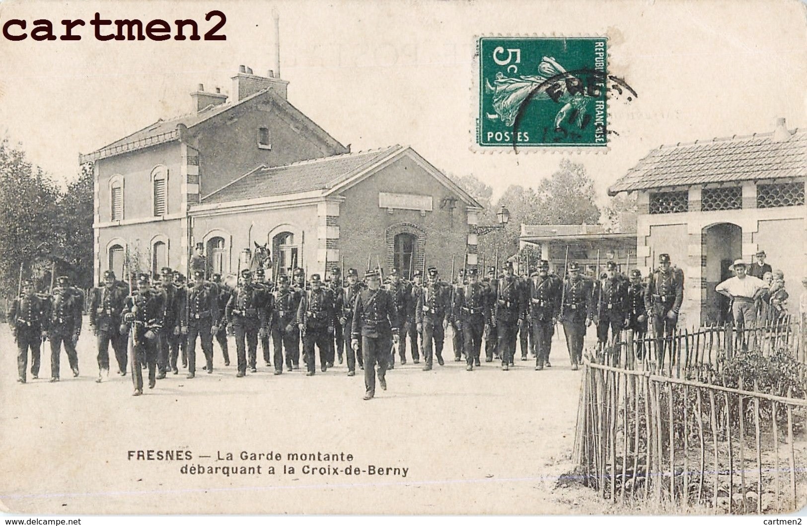 FRESNES LA GARE MONTANTE DEBARQUANT A LA CROIX-DE-BERNY GARE SOLDATS MILITAIRES 94 - Fresnes