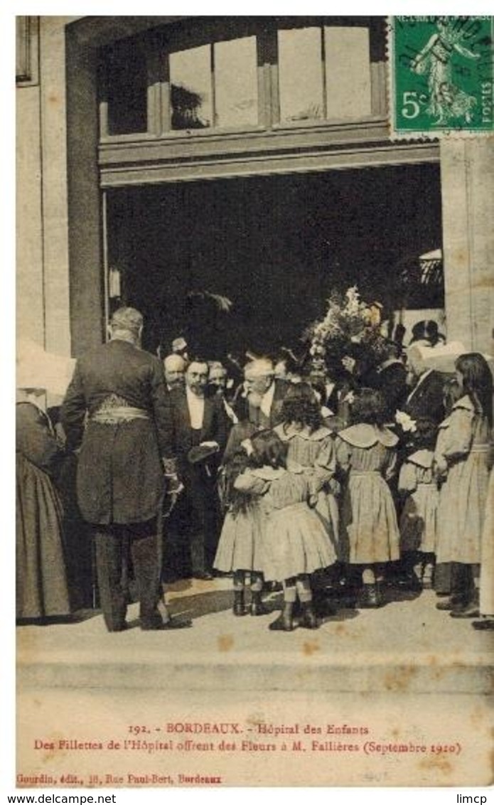 Bordeaux: Hôpital Des Enfants, Des Fillettes Offrent Des Fleurs à M Fallières (sept. 1910, Gros Plan - Bordeaux