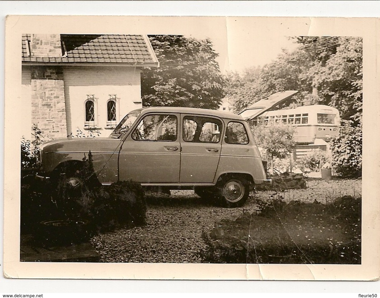 PHOTO  Renault 4L Et Autobus. 10,6cm X 7,4cm. - Automobiles