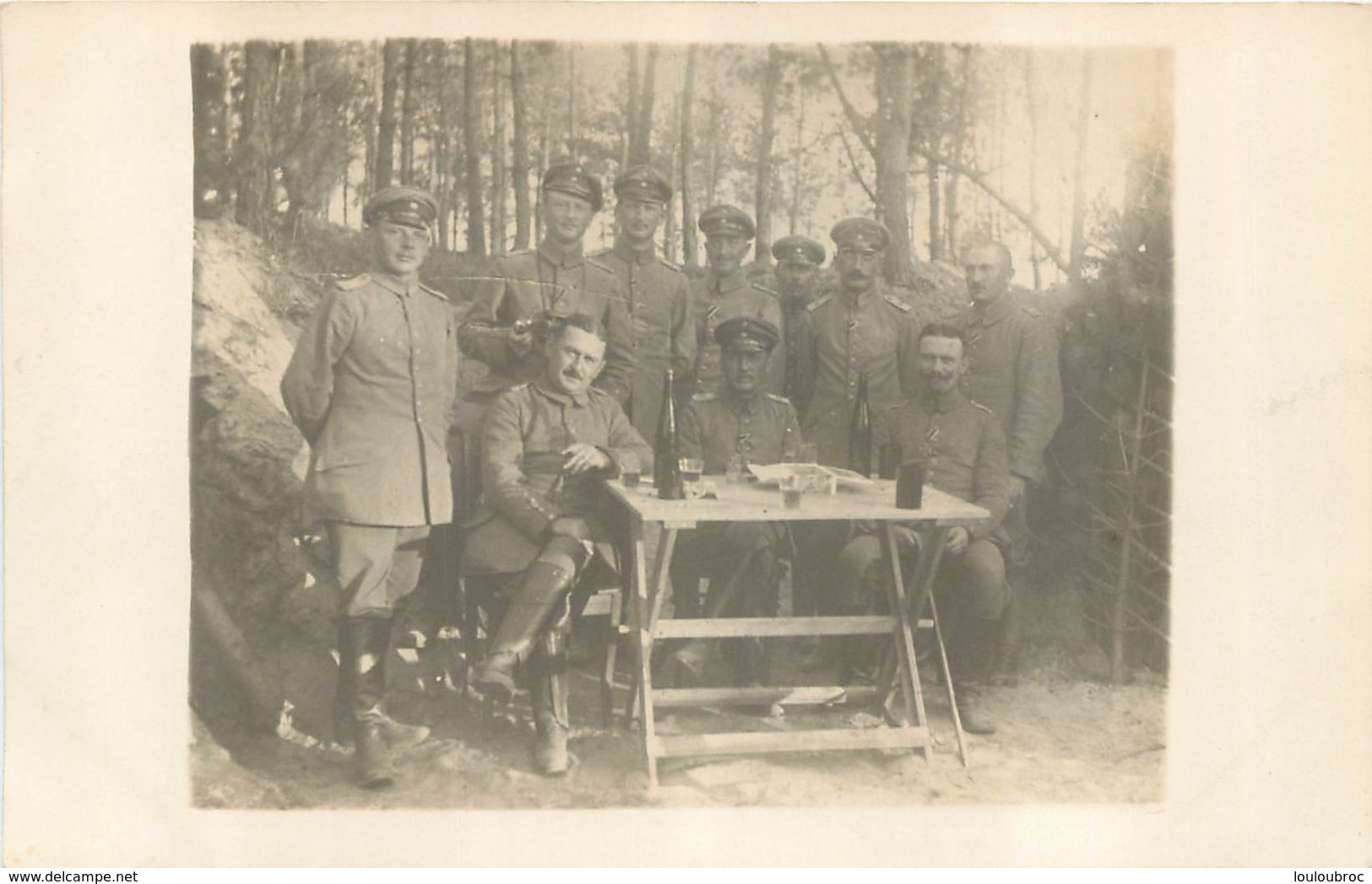 CARTE PHOTO ALLEMANDE  14-18 SOLDATS ALLEMANDS QUI BOIVENT UN VERRE - Guerra 1914-18