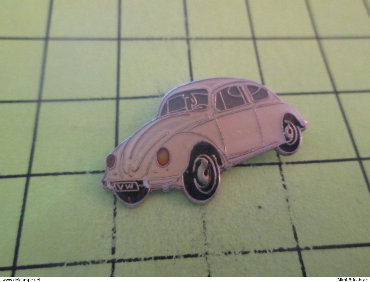 513c Pin's Pins / Beau Et Rare / THEME :  AUTOMOBILES / VW VOLKSWAGEN BLANCHE COCCINELLE - Volkswagen